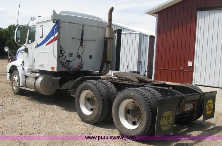 image for item K8718 2000 International 9200i semi truck