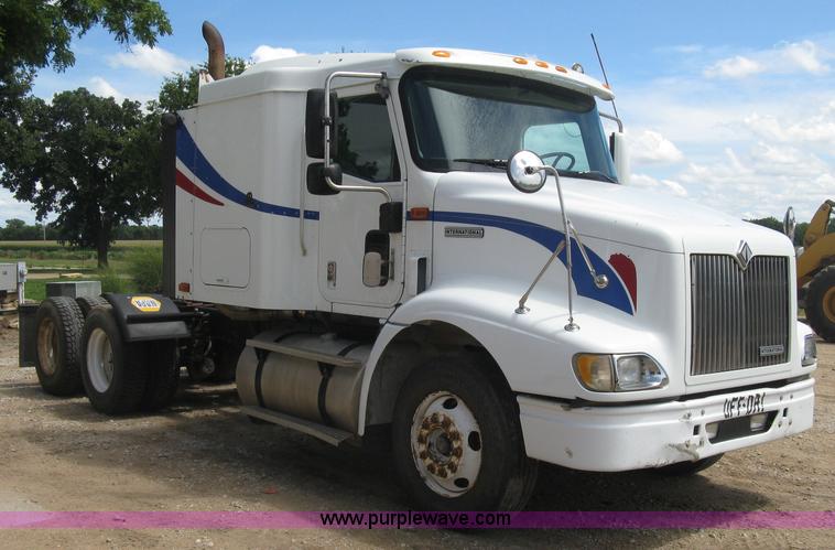 image for item K8718 2000 International 9200i semi truck
