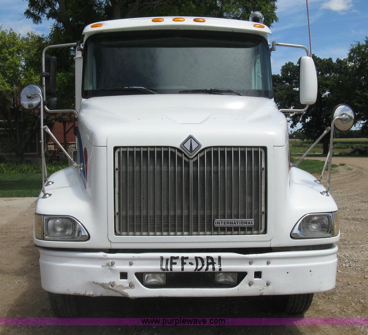 image for item K8718 2000 International 9200i semi truck