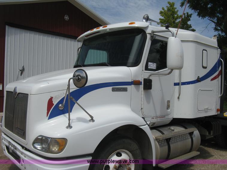 image for item K8718 2000 International 9200i semi truck