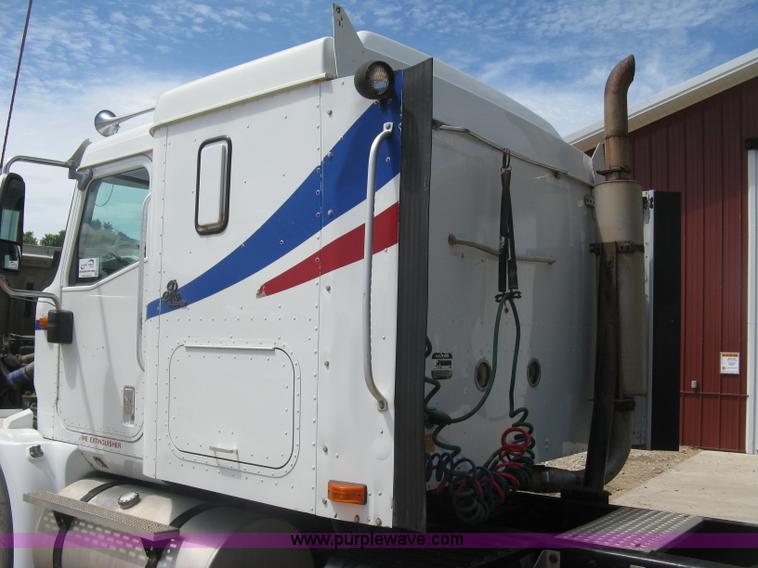 image for item K8718 2000 International 9200i semi truck