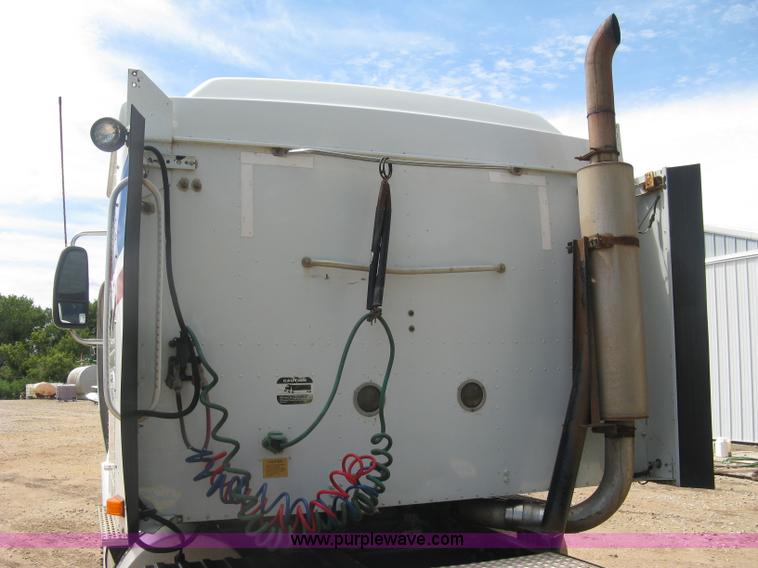 image for item K8718 2000 International 9200i semi truck