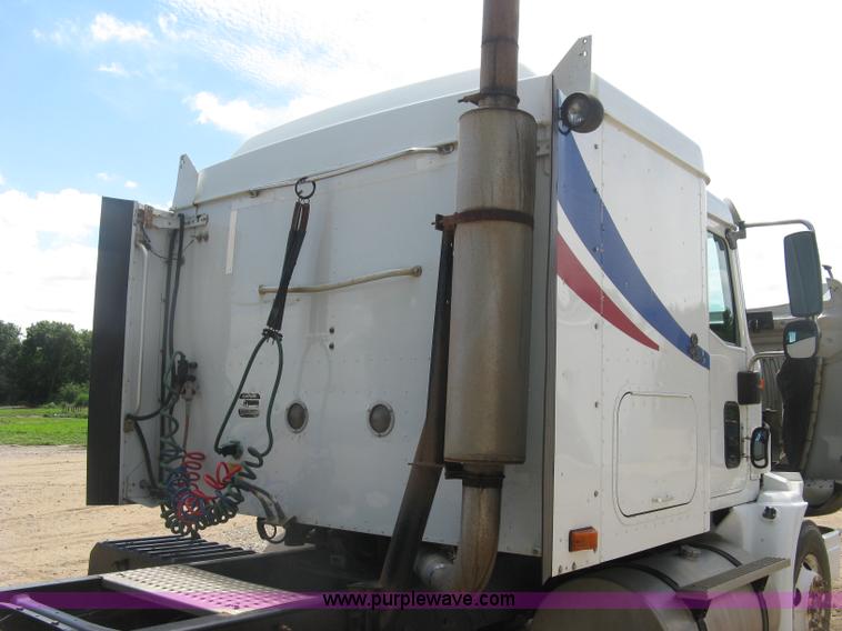 image for item K8718 2000 International 9200i semi truck