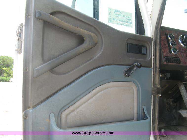 image for item K8718 2000 International 9200i semi truck