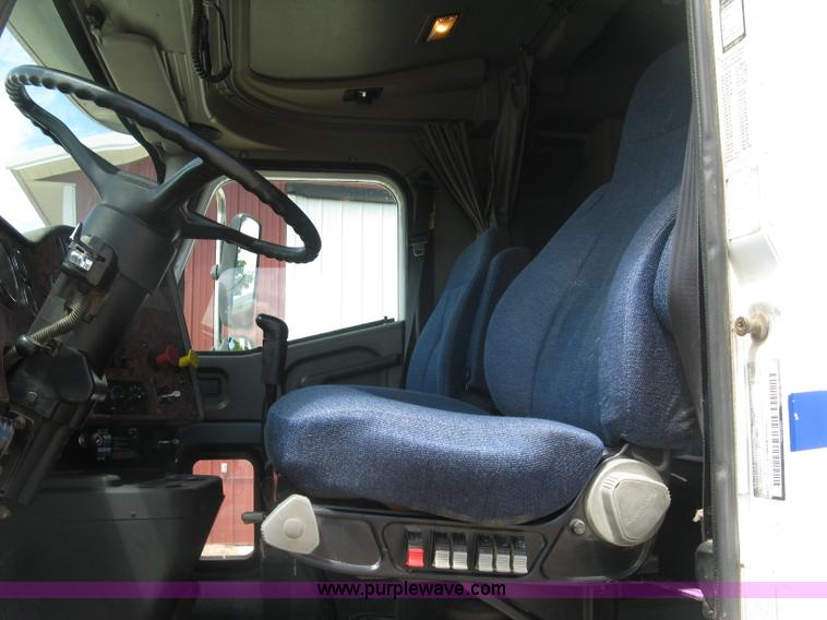 image for item K8718 2000 International 9200i semi truck