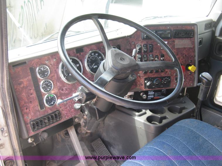 image for item K8718 2000 International 9200i semi truck