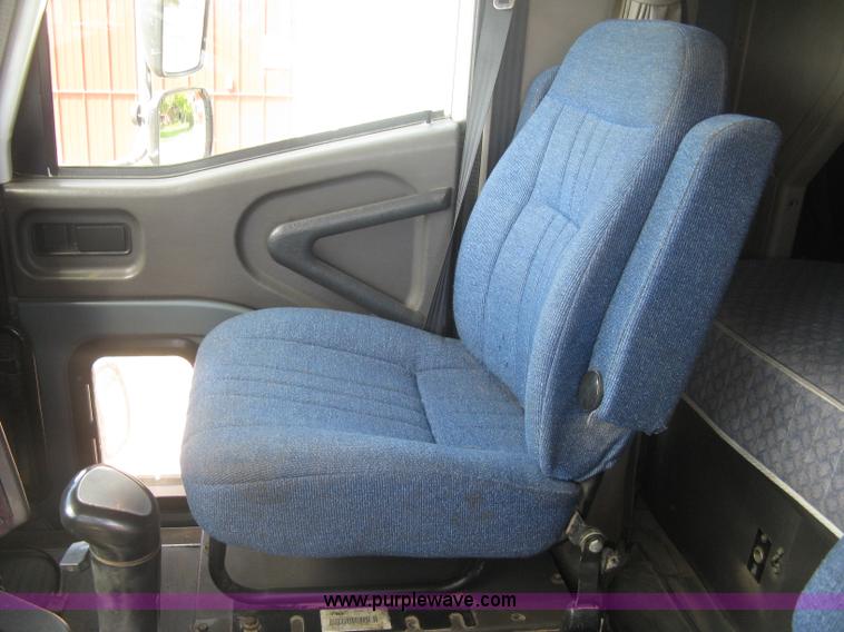 image for item K8718 2000 International 9200i semi truck