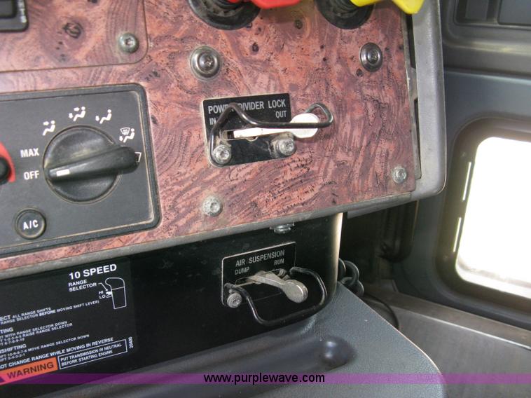 image for item K8718 2000 International 9200i semi truck