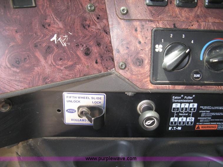 image for item K8718 2000 International 9200i semi truck