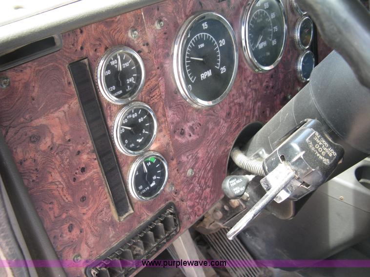 image for item K8718 2000 International 9200i semi truck