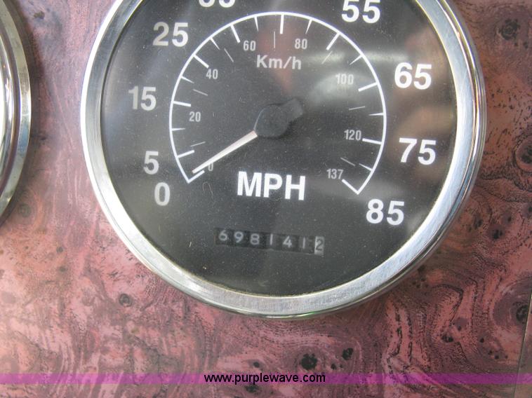 image for item K8718 2000 International 9200i semi truck