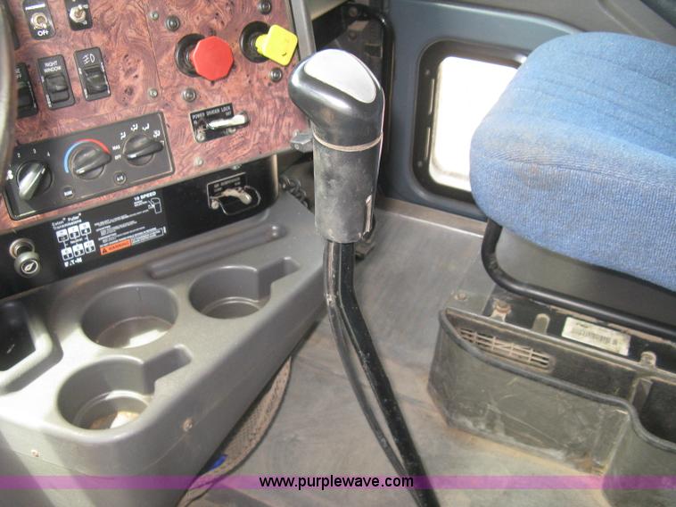 image for item K8718 2000 International 9200i semi truck