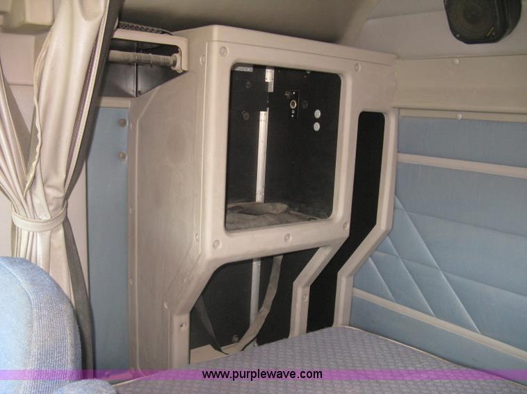 image for item K8718 2000 International 9200i semi truck