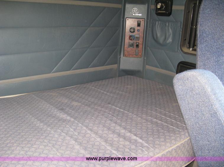 image for item K8718 2000 International 9200i semi truck