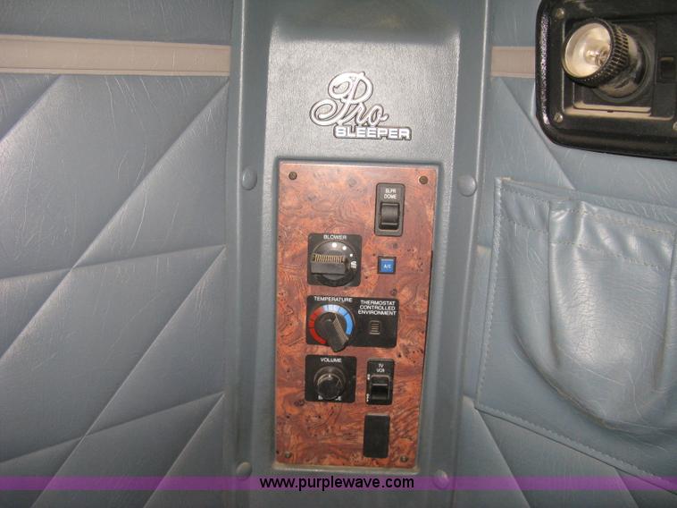 image for item K8718 2000 International 9200i semi truck