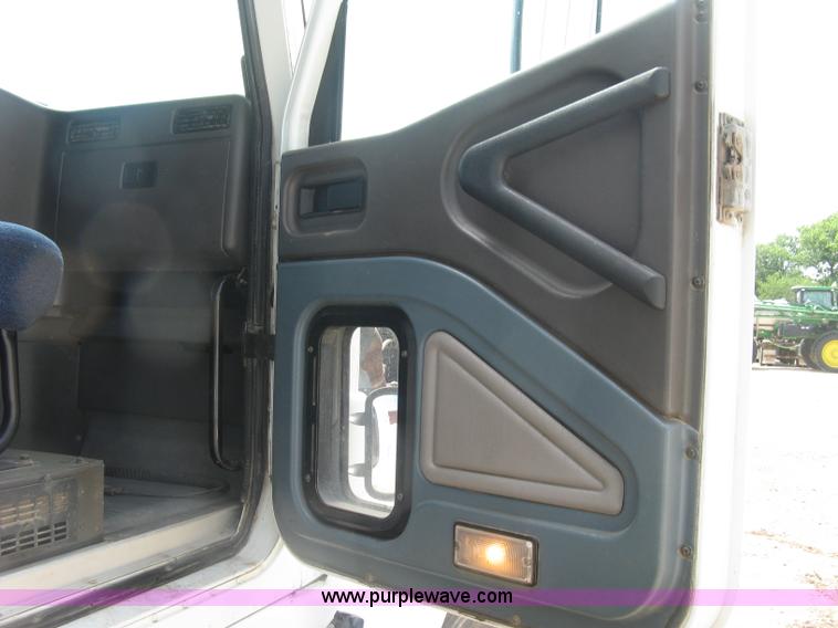 image for item K8718 2000 International 9200i semi truck