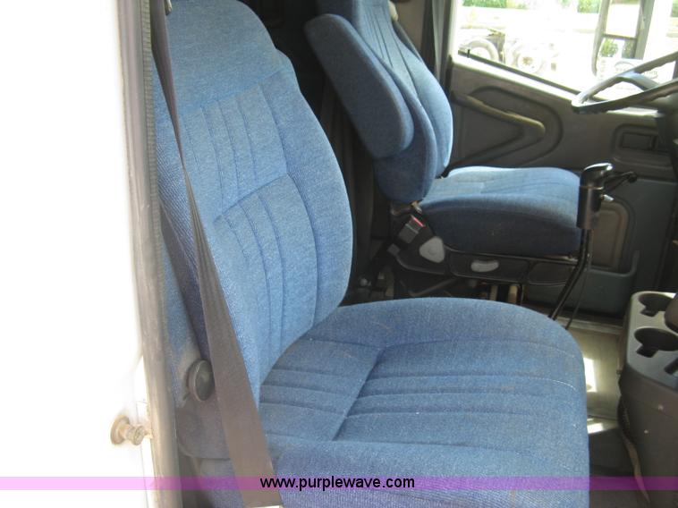 image for item K8718 2000 International 9200i semi truck