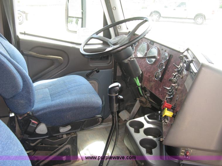 image for item K8718 2000 International 9200i semi truck