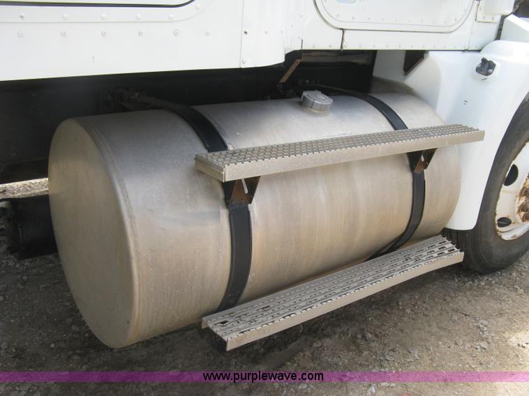 image for item K8718 2000 International 9200i semi truck