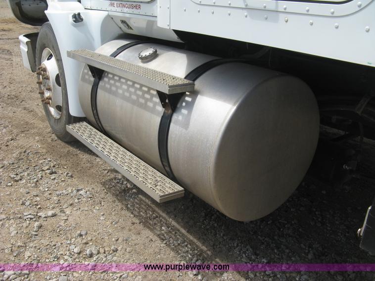 image for item K8718 2000 International 9200i semi truck