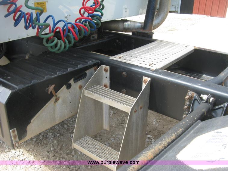 image for item K8718 2000 International 9200i semi truck