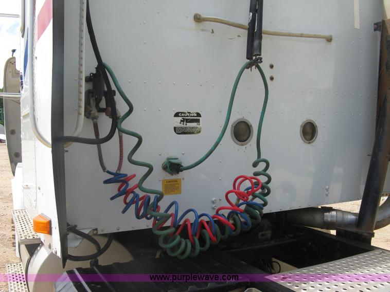 image for item K8718 2000 International 9200i semi truck