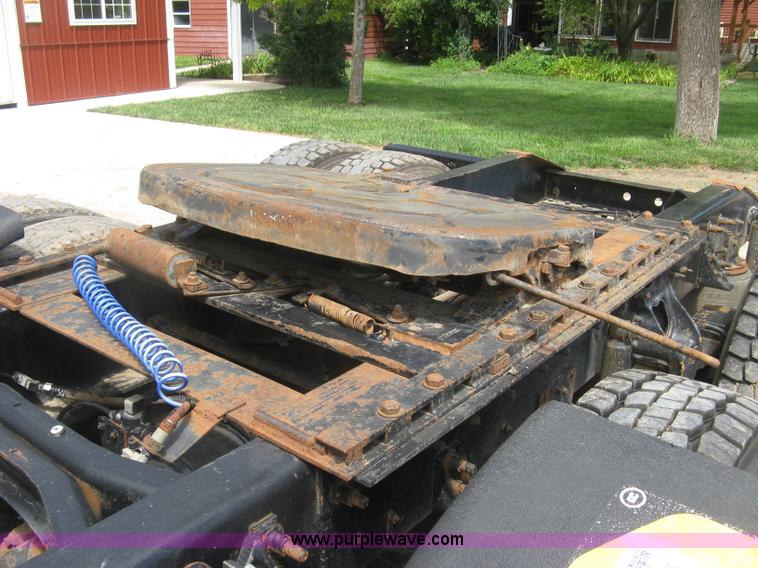 image for item K8718 2000 International 9200i semi truck