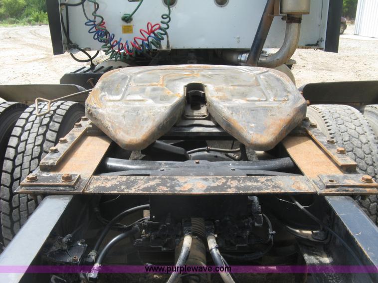 image for item K8718 2000 International 9200i semi truck