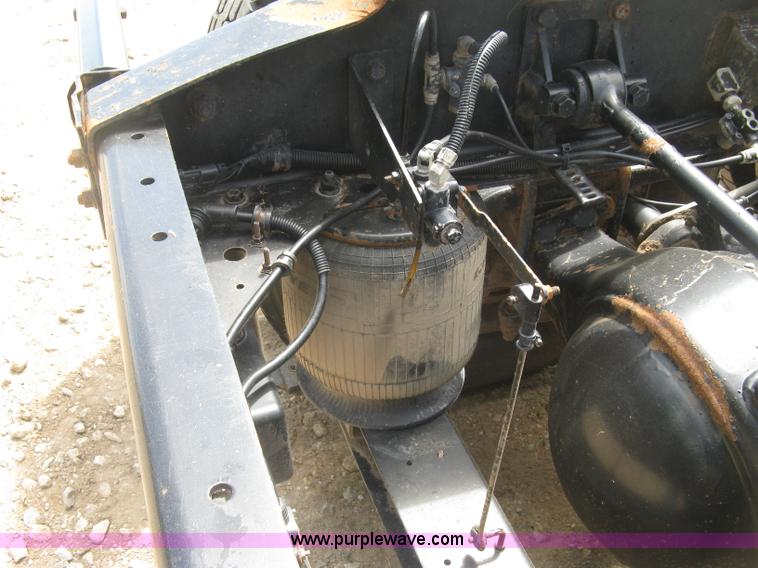 image for item K8718 2000 International 9200i semi truck