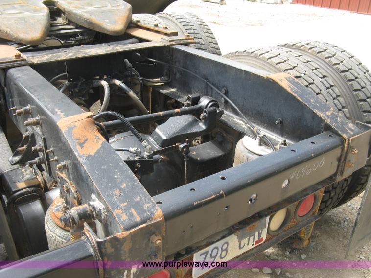 image for item K8718 2000 International 9200i semi truck