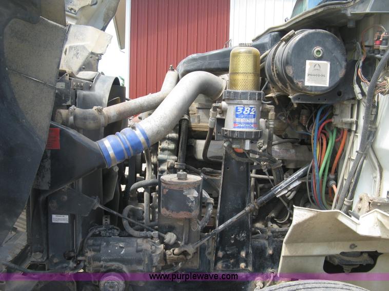 image for item K8718 2000 International 9200i semi truck