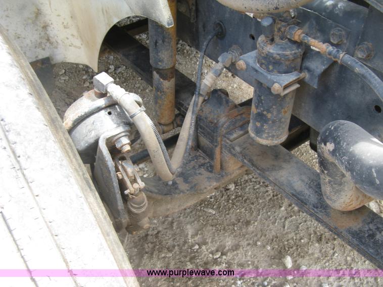 image for item K8718 2000 International 9200i semi truck