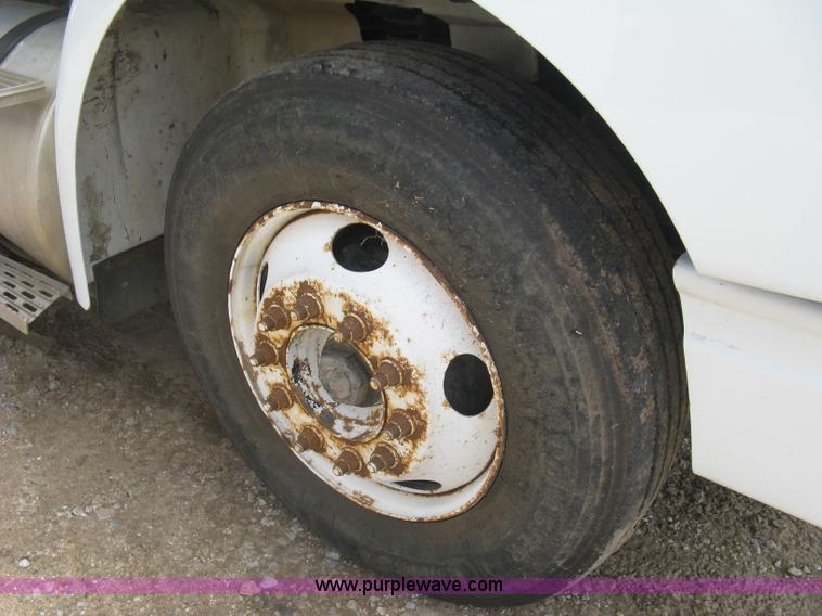 image for item K8718 2000 International 9200i semi truck