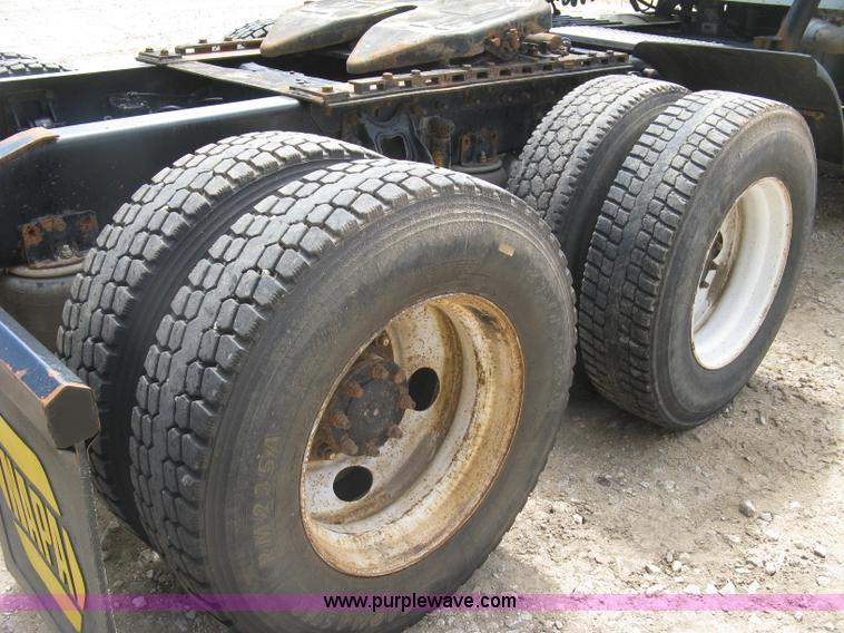 image for item K8718 2000 International 9200i semi truck