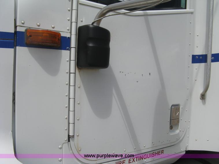 image for item K8718 2000 International 9200i semi truck