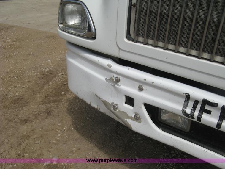 image for item K8718 2000 International 9200i semi truck