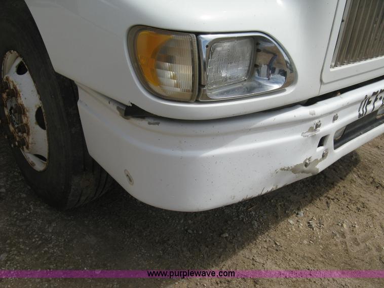 image for item K8718 2000 International 9200i semi truck