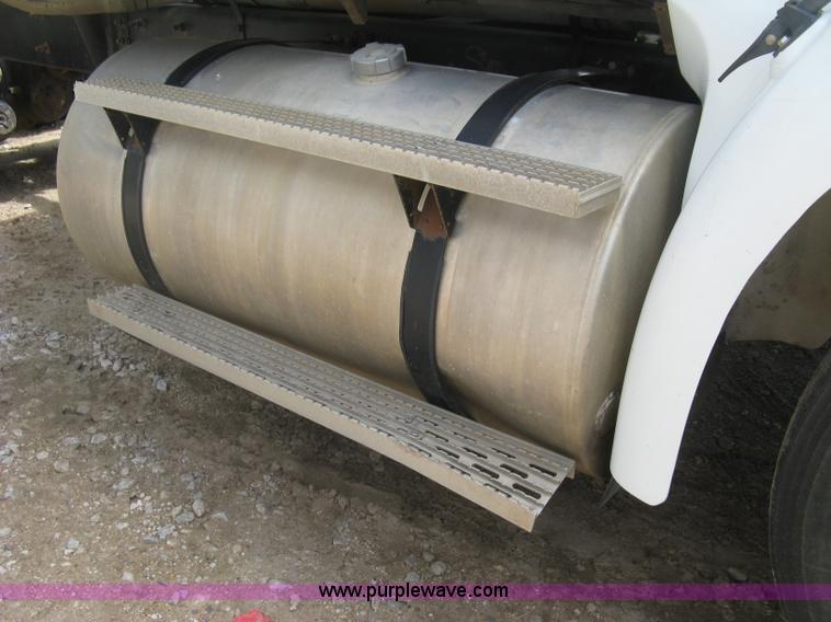 image for item K8718 2000 International 9200i semi truck