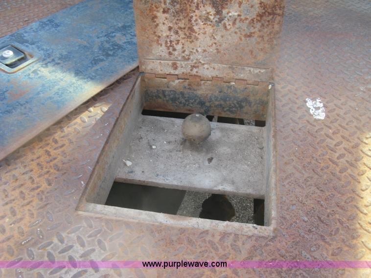 image for item K8719 2000 Ford F250 Super Duty XL flatbed pickup truck