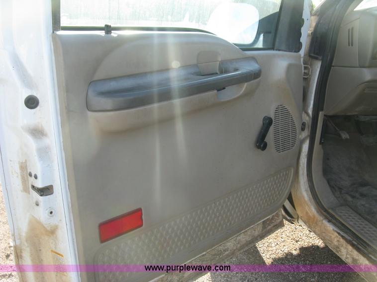 image for item K8719 2000 Ford F250 Super Duty XL flatbed pickup truck