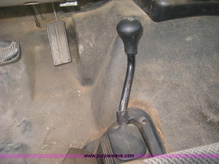 image for item K8719 2000 Ford F250 Super Duty XL flatbed pickup truck