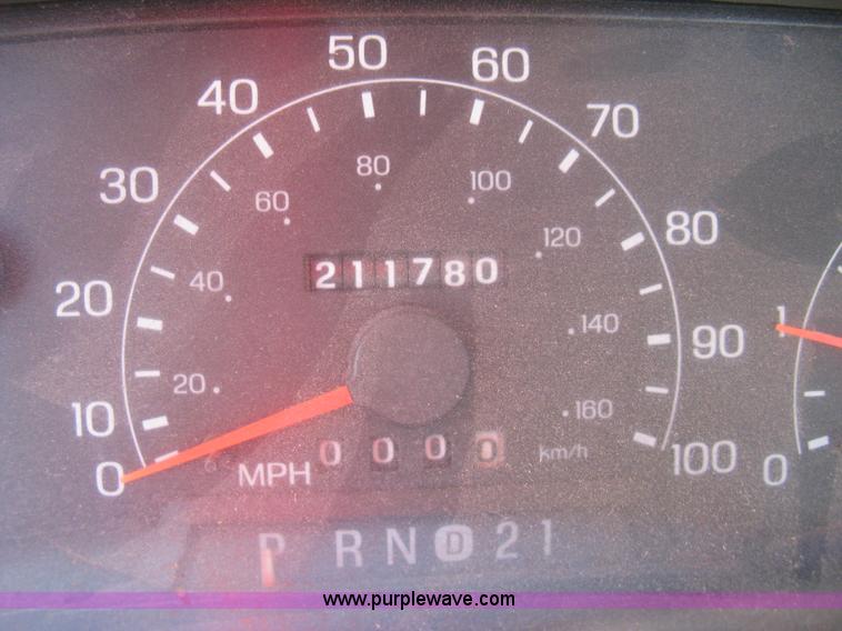 image for item K8719 2000 Ford F250 Super Duty XL flatbed pickup truck