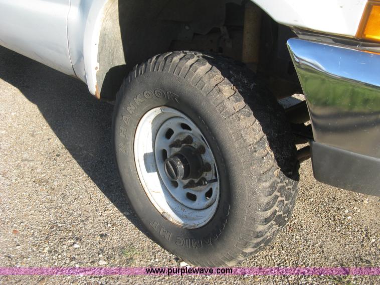 image for item K8719 2000 Ford F250 Super Duty XL flatbed pickup truck