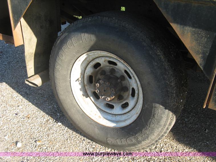 image for item K8719 2000 Ford F250 Super Duty XL flatbed pickup truck