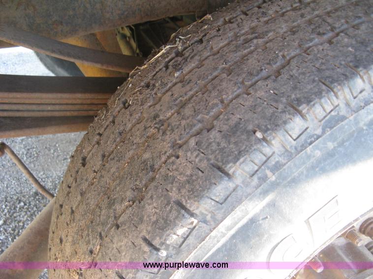 image for item K8719 2000 Ford F250 Super Duty XL flatbed pickup truck