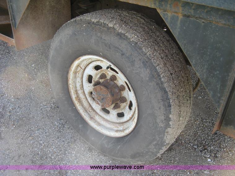 image for item K8719 2000 Ford F250 Super Duty XL flatbed pickup truck