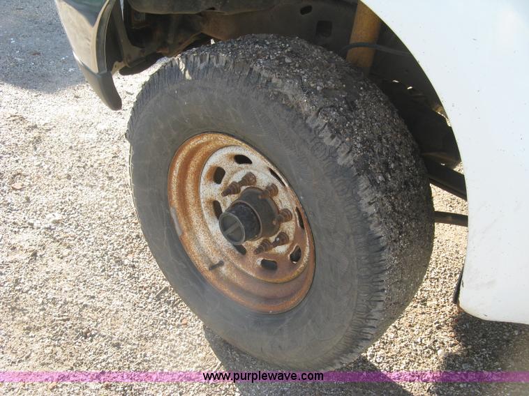 image for item K8719 2000 Ford F250 Super Duty XL flatbed pickup truck