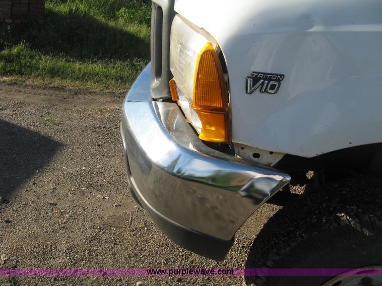 image for item K8719 2000 Ford F250 Super Duty XL flatbed pickup truck