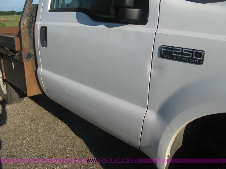 image for item K8719 2000 Ford F250 Super Duty XL flatbed pickup truck