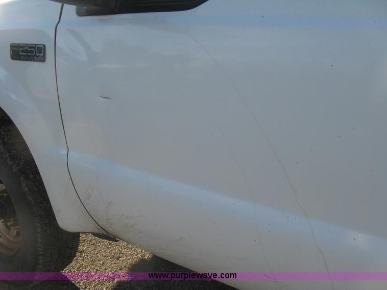 image for item K8719 2000 Ford F250 Super Duty XL flatbed pickup truck